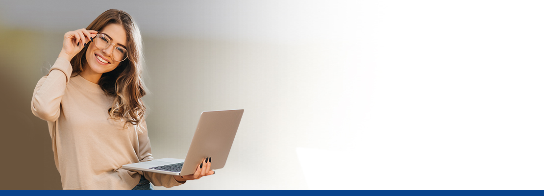 Mujer sonriente con un computador en las manos